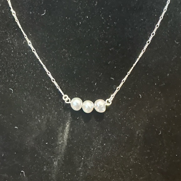 Elegant Silver Pearl Necklace - Picture 3 of 5
